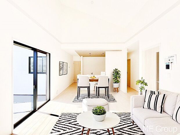 明るい陽光に包まれる広々としたLDKは家族みんなの憩いの空間 ※家具はCGです