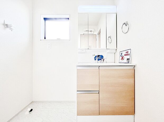 三面鏡キャビネット・シャワー付き洗面化粧台で忙しい朝の身支度もスムーズに!