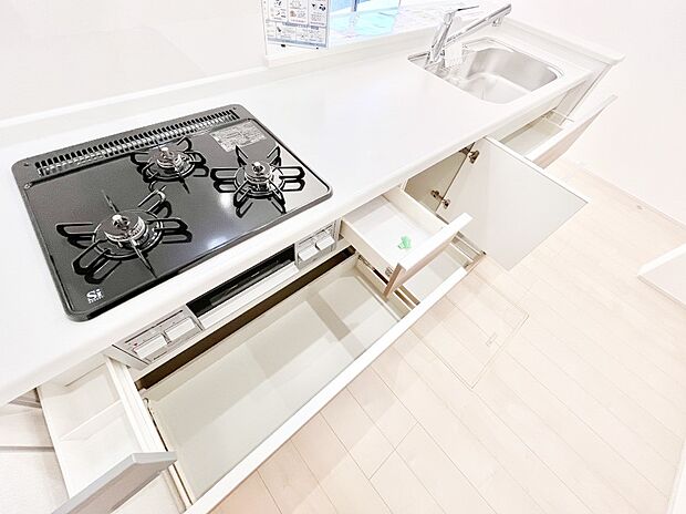 収納スペースもたっぷり!広々とした作業スペースで家事もラクラク!