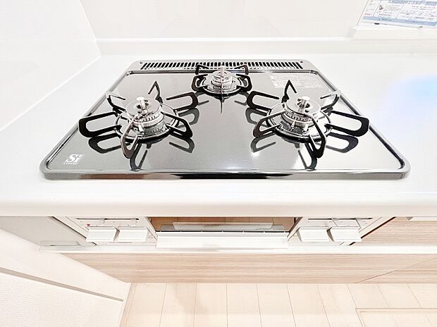 ガスコンロはSiセンサー搭載。火力調節や焦げ付き・消し忘れも防いでくれます。