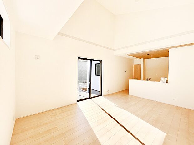 家族の笑顔が自然と生まれてくる、そんな雰囲気のダイニングに仕上がっています。