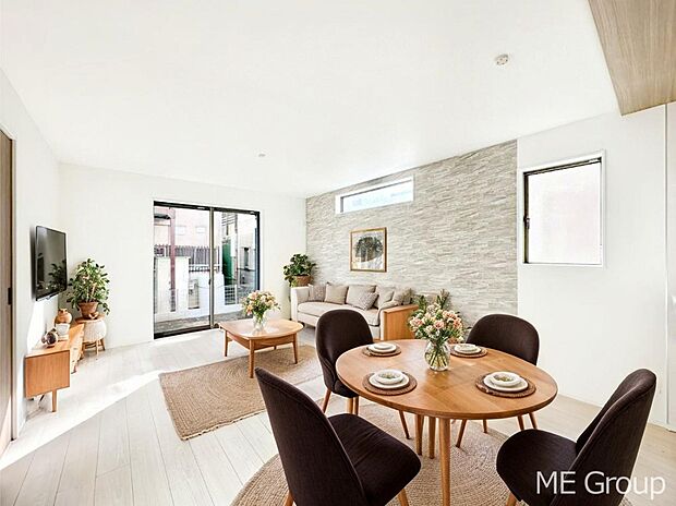 ご家族の賑やかな話し声で包まれる明るいリビング ※家具はCGです