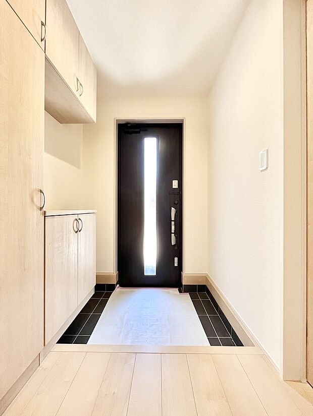 明るい玄関はお客様をお出迎えするのにぴったりです！ 