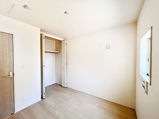 お子さまのお部屋としても！衣類の整理整頓に便利なクローゼット付きの洋室！