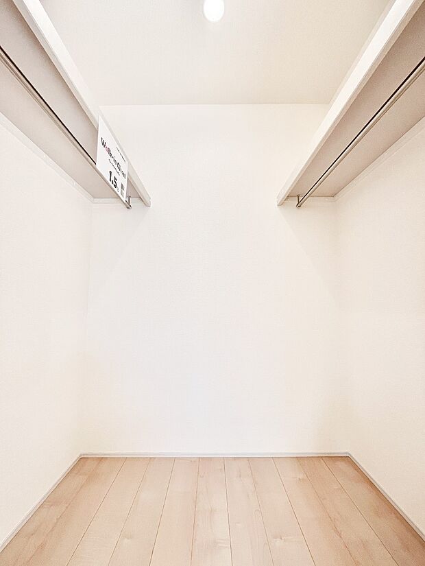 衣類をハンガーに掛けたまま収納できるWIC。衣類の整理整頓がしやすくて便利です！