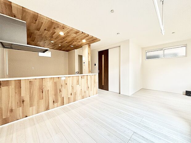 プライバシーも守れる2階リビングは明るく開放感たっぷり!