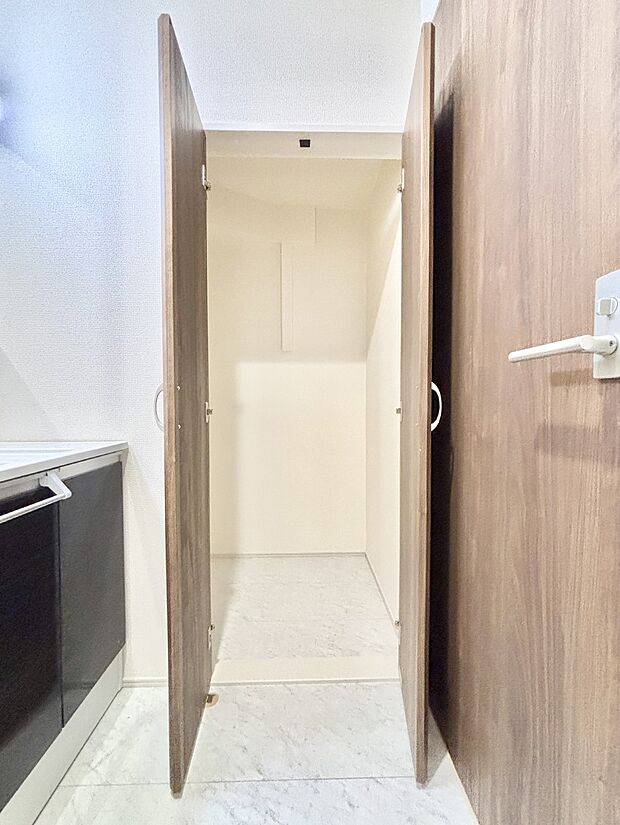 洗面所には嬉しい収納スペースがあります。