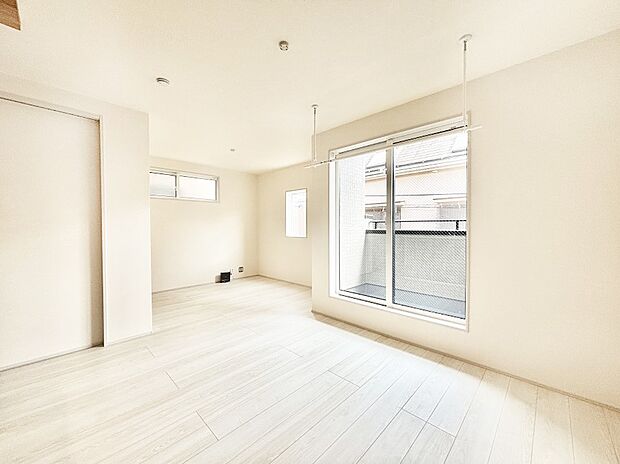 明るい陽光が注ぎ、寛ぎの雰囲気に満たされるダイニング。