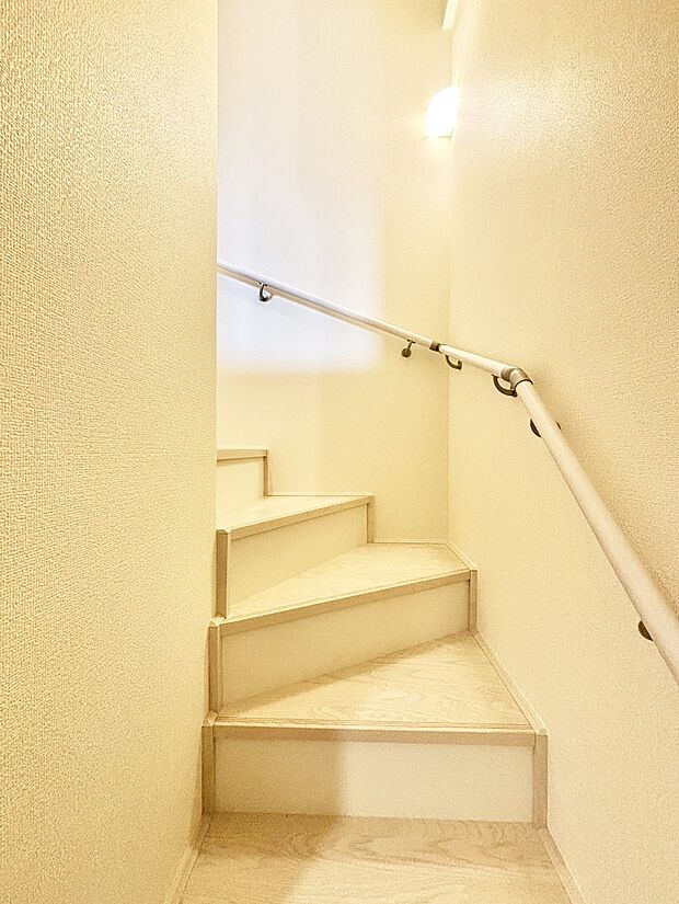安全性を考慮し階段には手すりを設置しています