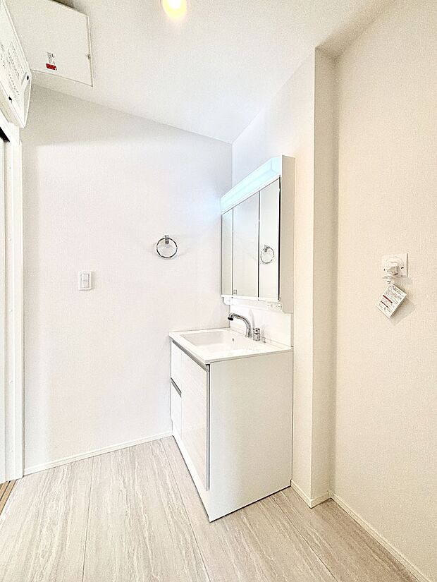 明るい洗面所は毎朝の身支度も楽しくできちゃいそうです。