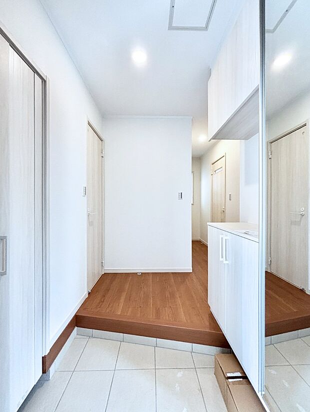 ミラー付きシューズボックスはお出かけ前の身だしなみチェックに便利