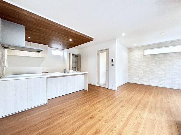 ナチュラルテイストの優しく柔らかい色使いのフローリングが素敵なリビングですね。