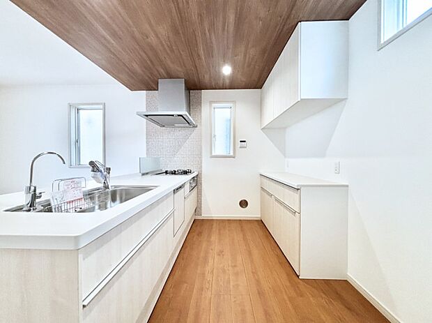 カップボードを設置した充実のキッチン。家族で一緒にお料理するのも楽しくなるキッチンです。