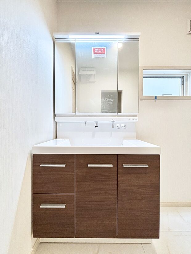 大きく見やすい三面鏡で清潔感ある洗面台は、身だしなみチェックや肌のお手入れにおすすめです。