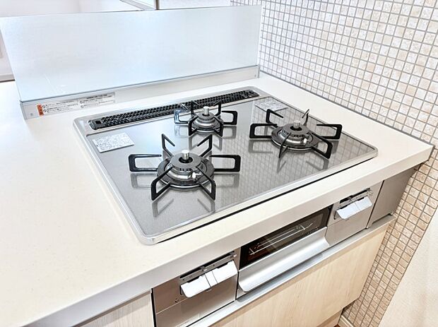ガスコンロはSiセンサー搭載。火力調節や焦げ付き・消し忘れも防いでくれます。