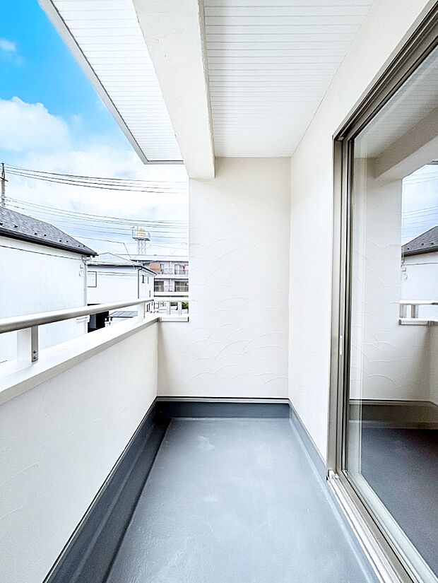 バルコニーはうれしい2ヶ所付き。お洗濯物やお布団をたっぷり干せます。