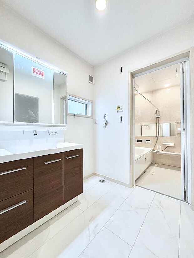 小窓がついているので湿気の多い場所でも換気が十分行えます。毎日の身支度を気持ち良く!