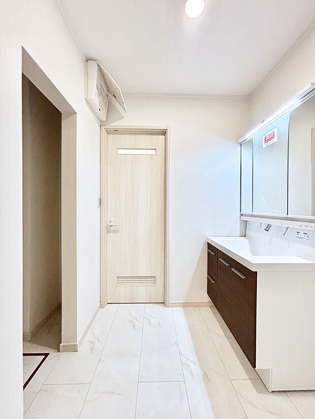 収納スペース付きのゆとりあるランドリースペース。