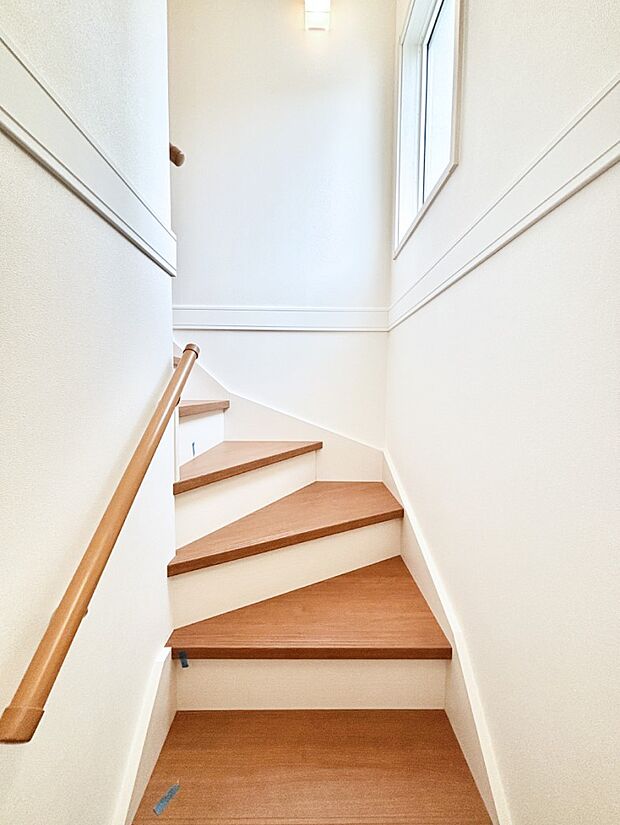 階段は手すり付きなので小さなお子さまやご高齢の方も安心です