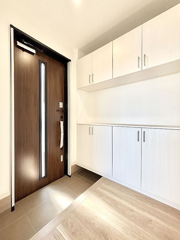 明るい玄関はお客様をお出迎えするのにぴったりです！ 