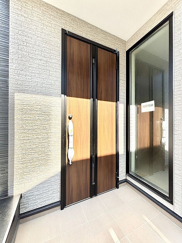 大切な家族、来客を出迎える玄関。