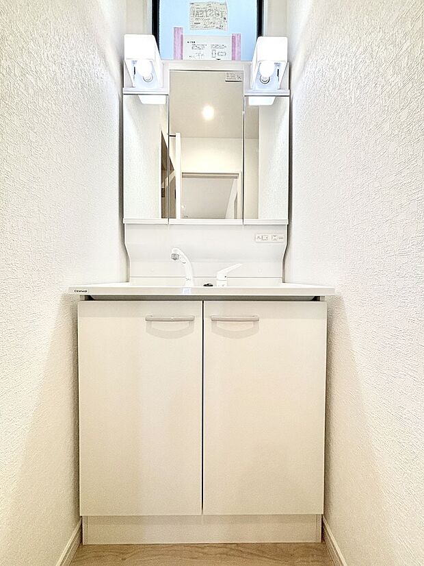 大きく見やすい三面鏡で清潔感ある洗面台は、身だしなみチェックや肌のお手入れにおすすめです。