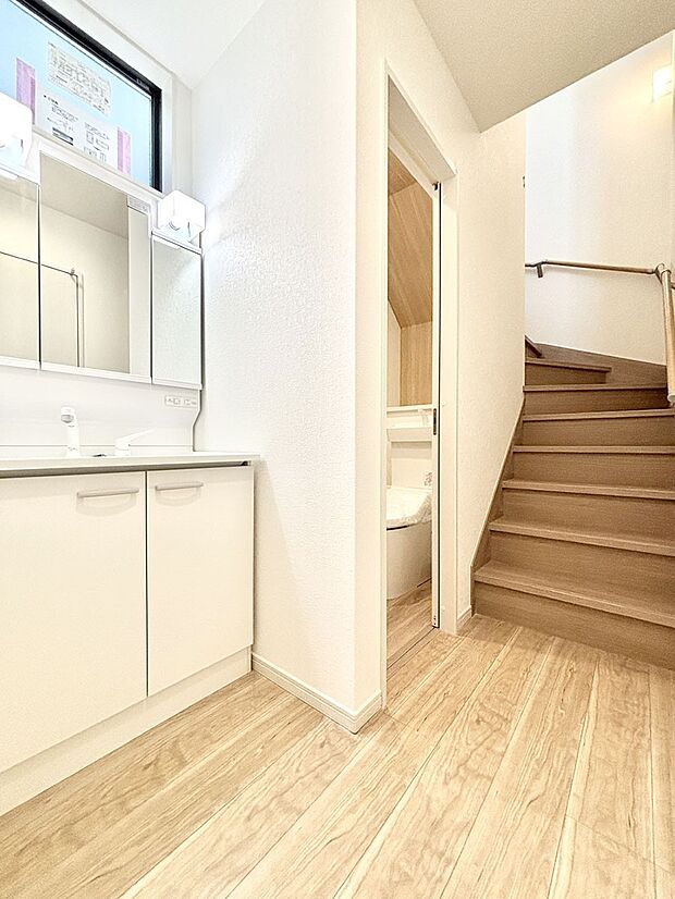 明るい洗面所は毎朝の身支度も楽しくできちゃいそうです。