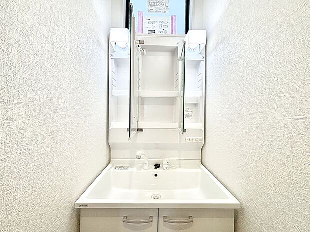 三面鏡の裏に、化粧品や衛生用品などを収納可能。洗面台をすっきりと保ちます！