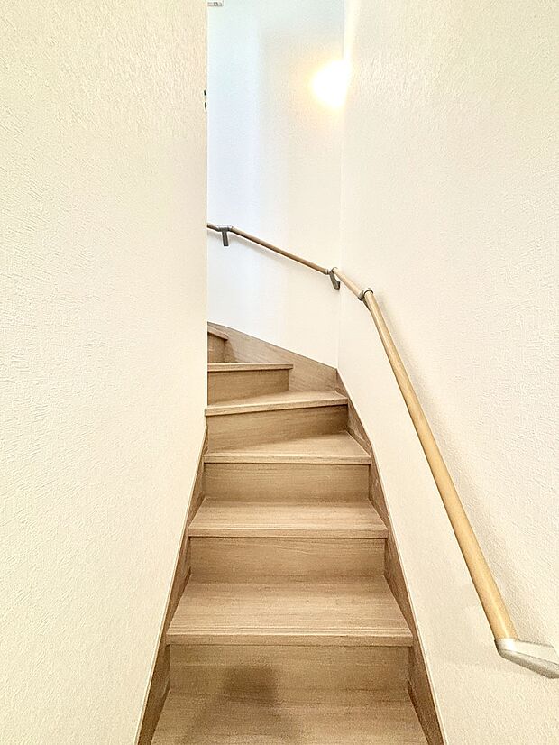 階段は手すり付きなので小さなお子さまやご高齢の方も安心です  