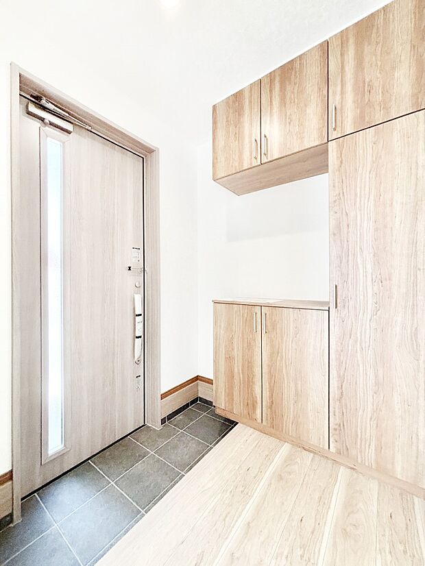 ご家族やお客様を気持ちよくお出迎え！明るい陽光が入り込む玄関。