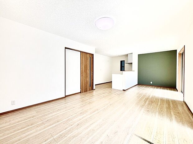 アクセントクロスがお洒落なリビング。家族みんなでゆったり過ごせます！