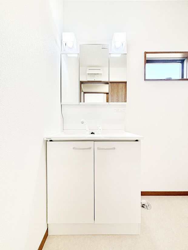 三面鏡キャビネット・シャワー付き洗面化粧台で忙しい朝の身支度もスムーズに！