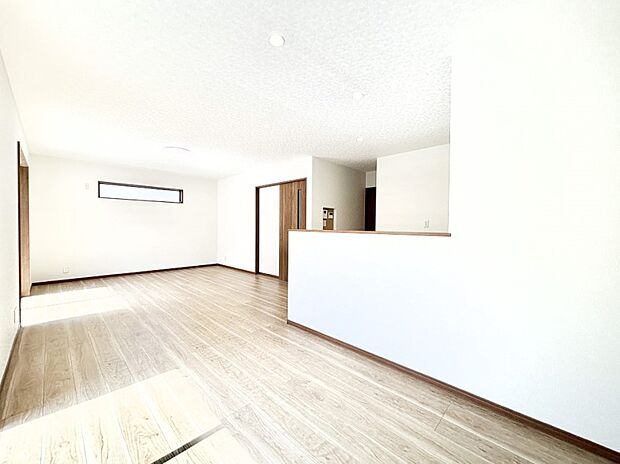 家族の笑顔が自然と生まれてくる、そんな雰囲気のダイニングに仕上がっています。