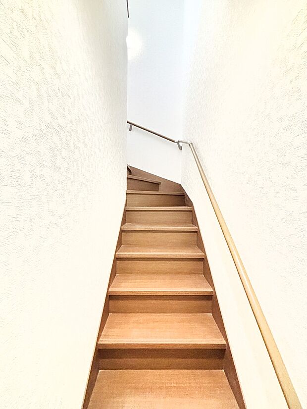 小さなお子様やご年配の方に嬉しい配慮!階段には手摺付きです。