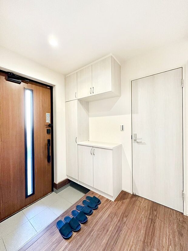 明るい玄関はお客様をお出迎えするのにぴったりです!