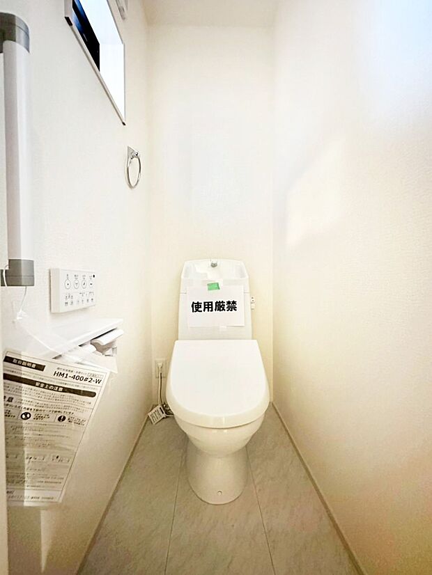 明るく清潔感のあるトイレです。