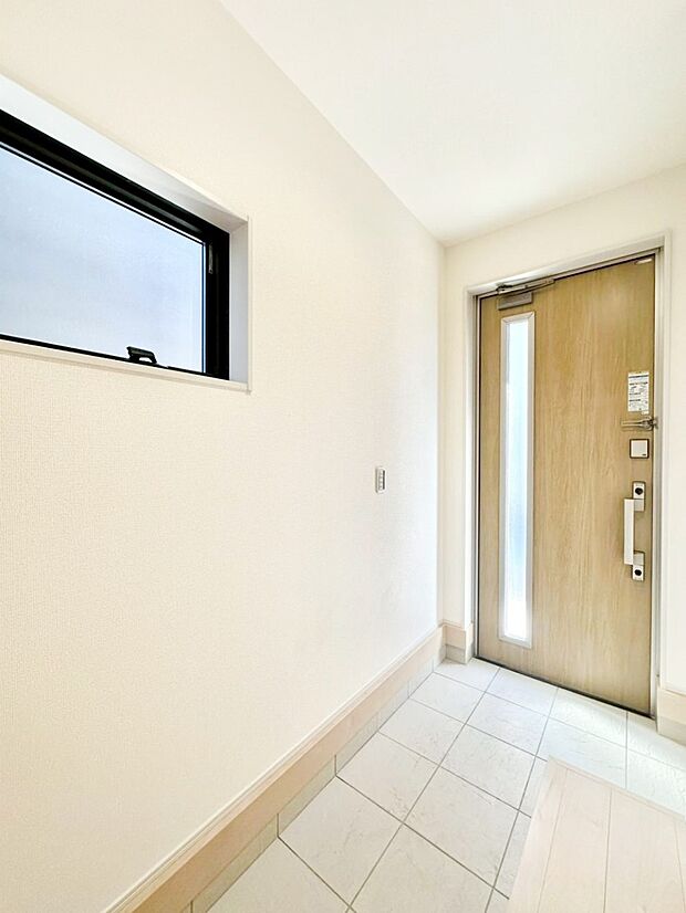 明るい玄関はお客様をお出迎えするのにぴったりです！ 