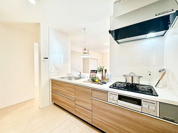 リビングで遊ぶお子様を見守りながらお料理ができる対面キッチン。  