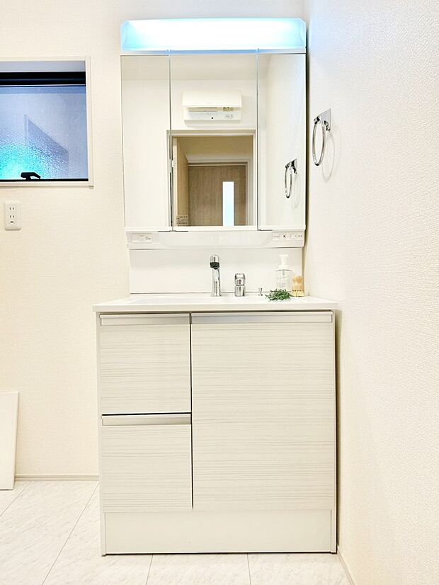 収納力と機能性に優れた洗面化粧台  