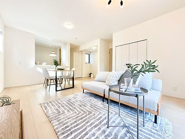 明るい陽光が注ぎ、寛ぎの雰囲気に満たされるダイニング。   