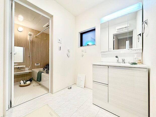 身支度もスムーズにおこなえる脱衣場。  