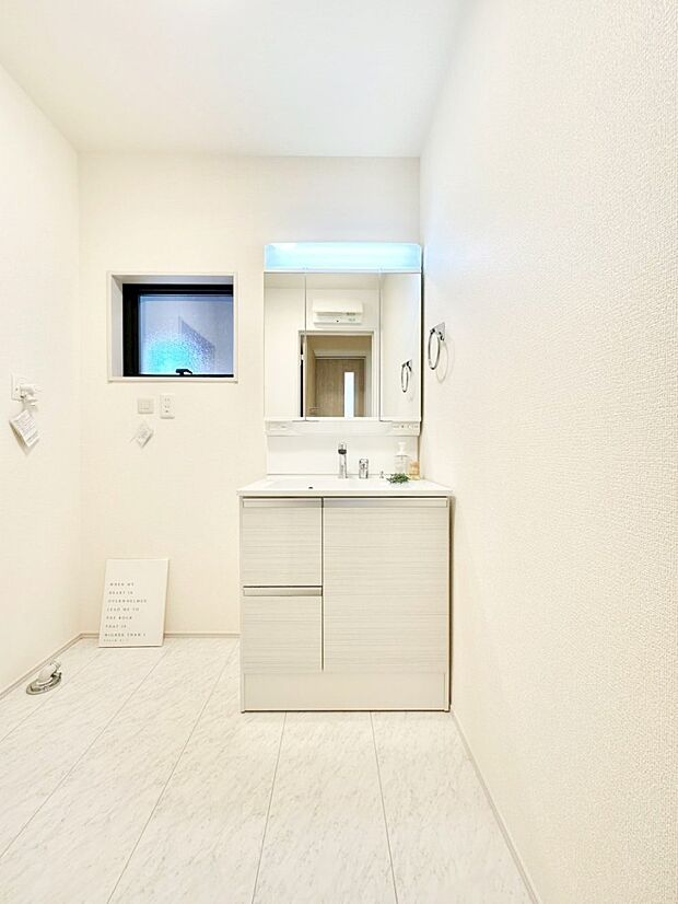 明るい洗面所は毎朝の身支度も楽しくできちゃいそうです。    