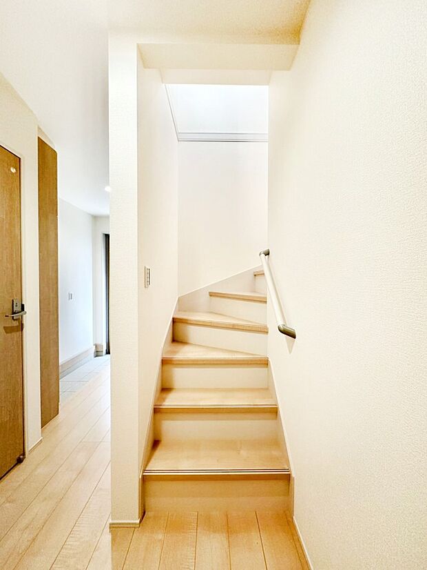 安全性を考慮し階段には手すりを設置しています