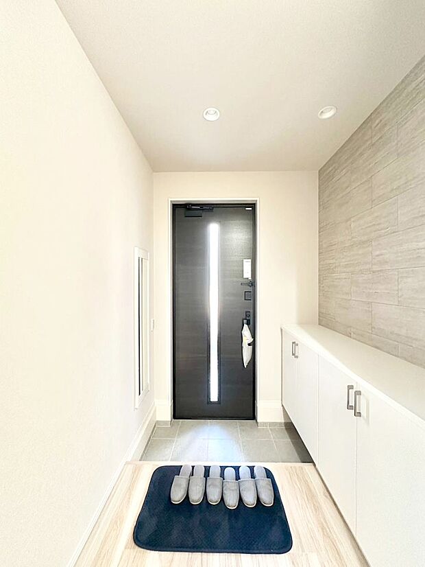 明るい玄関はお客様をお出迎えするのにぴったりです！ 