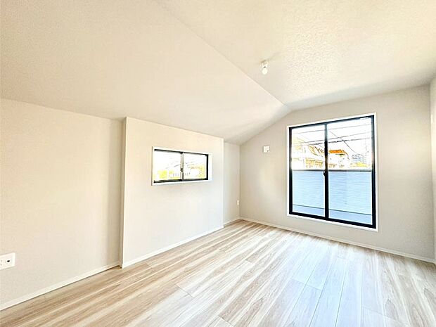 明るいバルコニーサイドに洋室を設置。目覚めの良い寝室に。