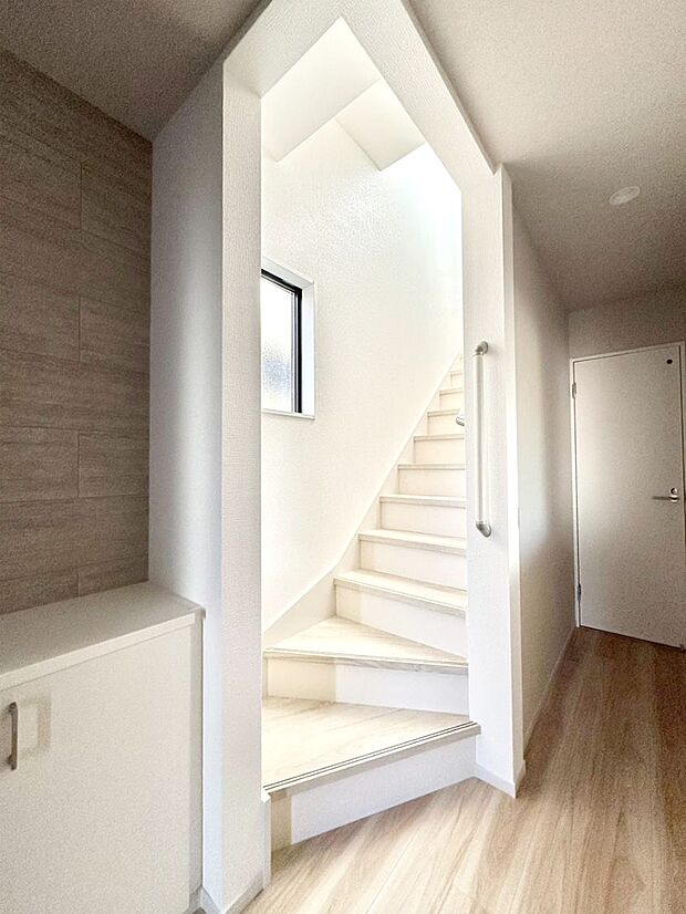 安全性を考慮し階段には手すりを設置しています