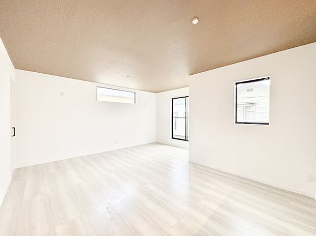 大きな窓からたっぷりの陽光と風を感じられるリビング