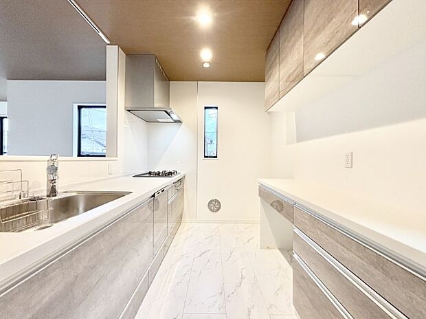 爽やかな風が通り抜けるキッチン。窓があるので明るく換気にも役立ちます。