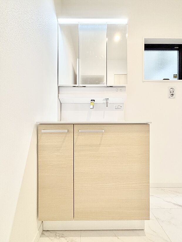 大きく見やすい三面鏡で清潔感ある洗面台は、身だしなみチェックや肌のお手入れにおすすめです。