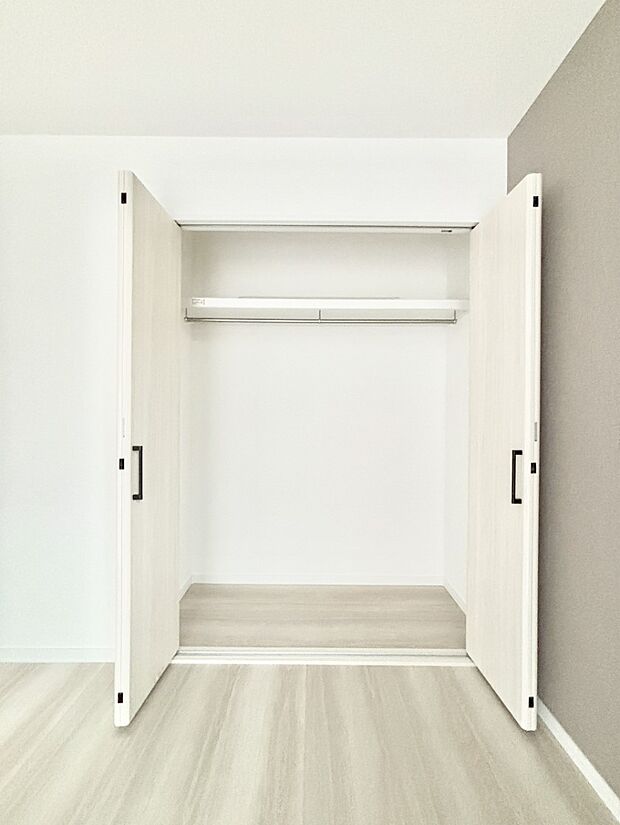 洋室のクローゼット。奥行きがあるので厚手の衣類もすっきり収まります。